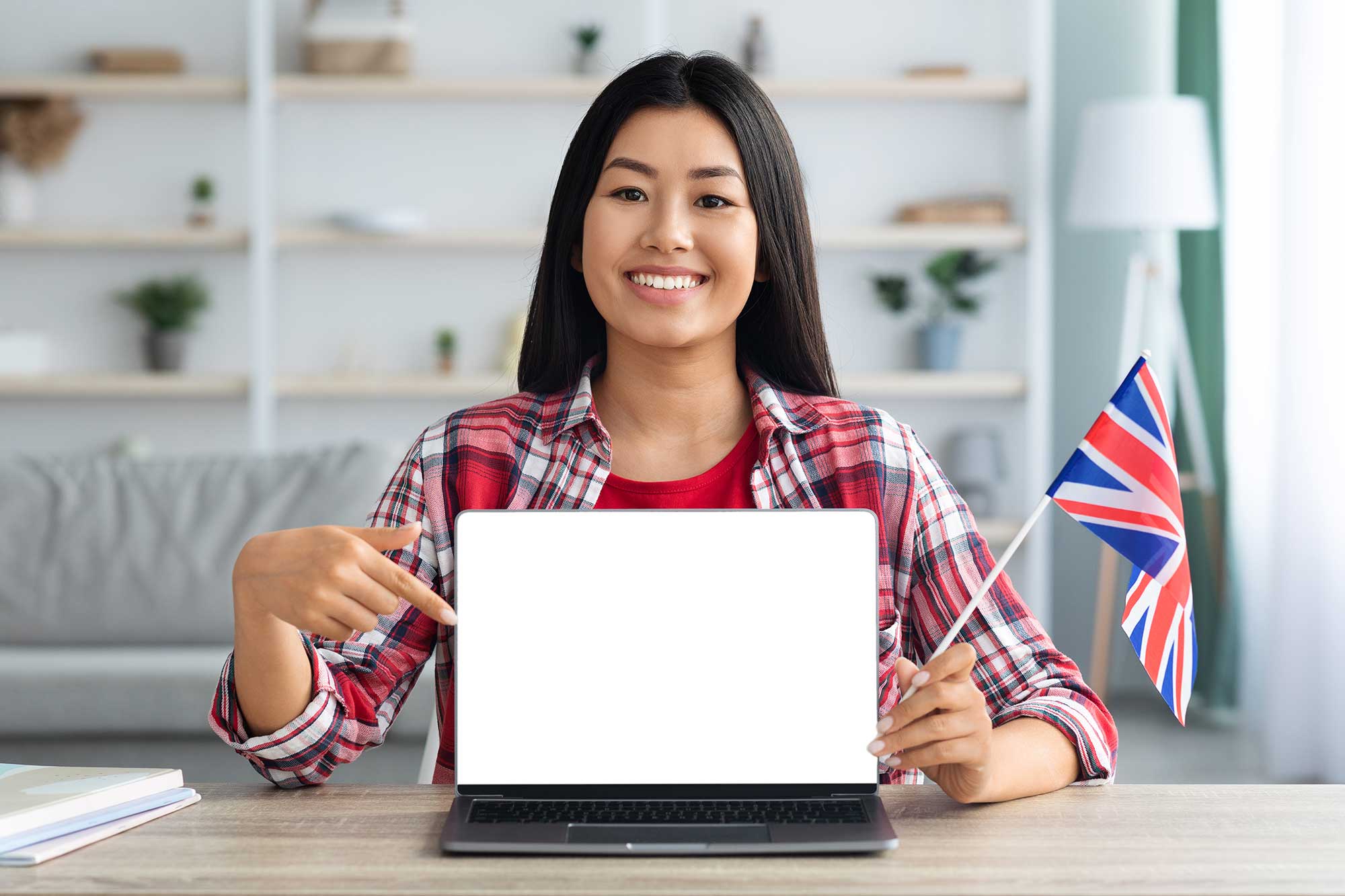 learn-english-online-asian-woman-with-british-fla-2022-12-16-07-38-43-utc.jpg